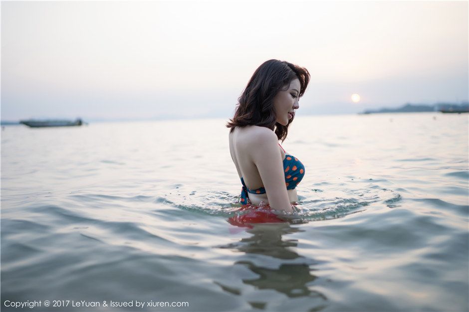 性感少妇美希子黑木耳边碎花裙私房内衣秀乳写真