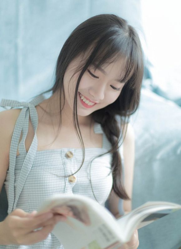 唇红齿白清纯90后少女清晨悠闲独处魅力写真