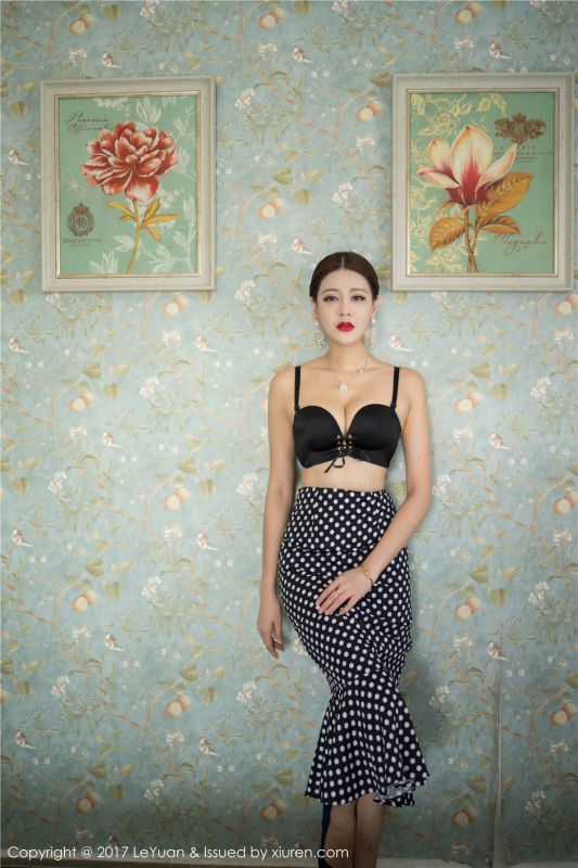 性感少妇美希子黑木耳边碎花裙私房内衣秀乳写真