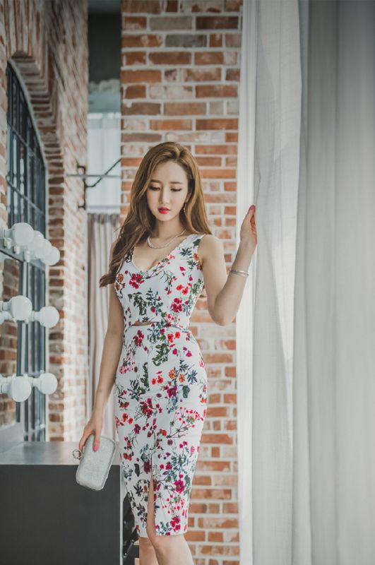 大长腿美女碎花连衣裙红唇性感火辣身材美女诱惑写真