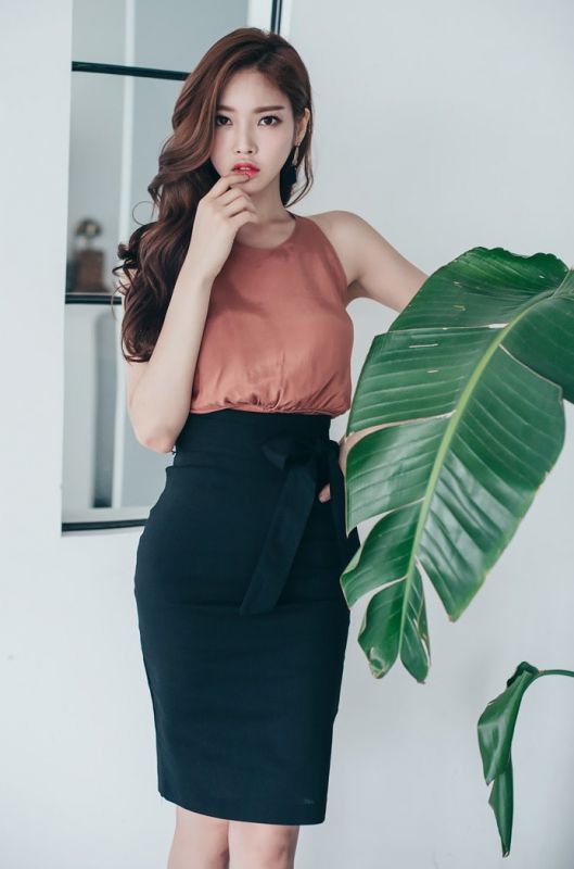 绝色红唇冷艳美女朴正允裸背小蜂腰玉腿撩人大胆写真