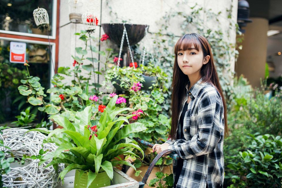 穿格子衬衫的清纯女孩儿长发飘逸写真图片