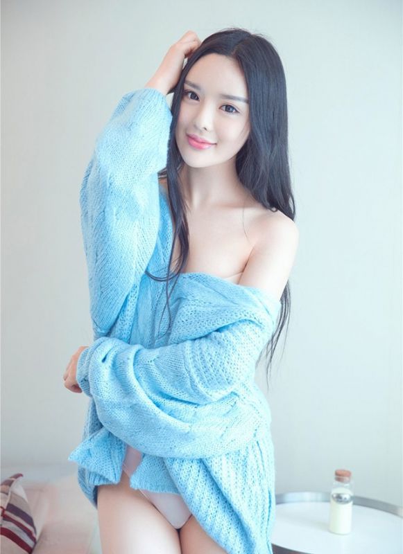 蓝色毛衣性感少妇裸乳翘臀私房大尺度美腿写真