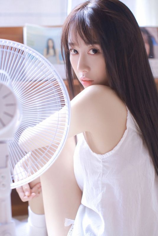 00后标致少女白色吊吊带居家小性感清新纯真唯美写真