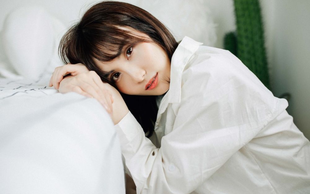 童颜美乳少妇白衬衣小粉内裤美腿私房撩人销魂照片