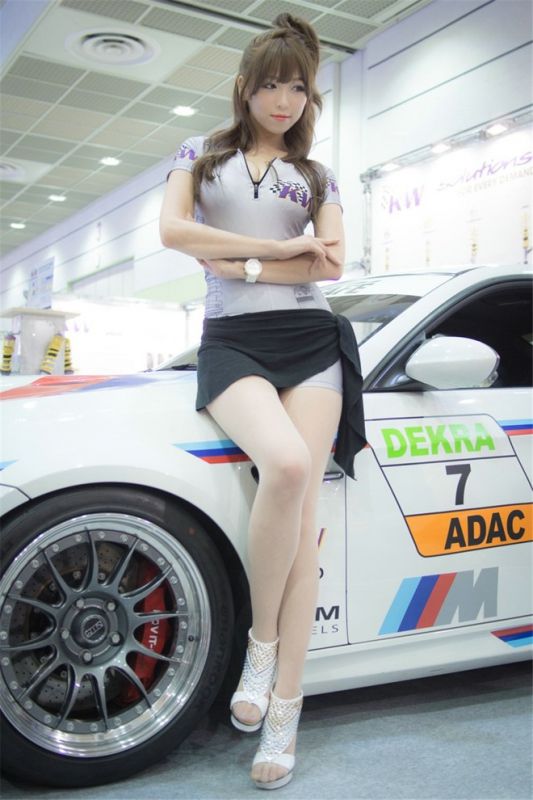 韩国美女车模吐舌卖萌清纯豪车美女酥胸美乳性感图片