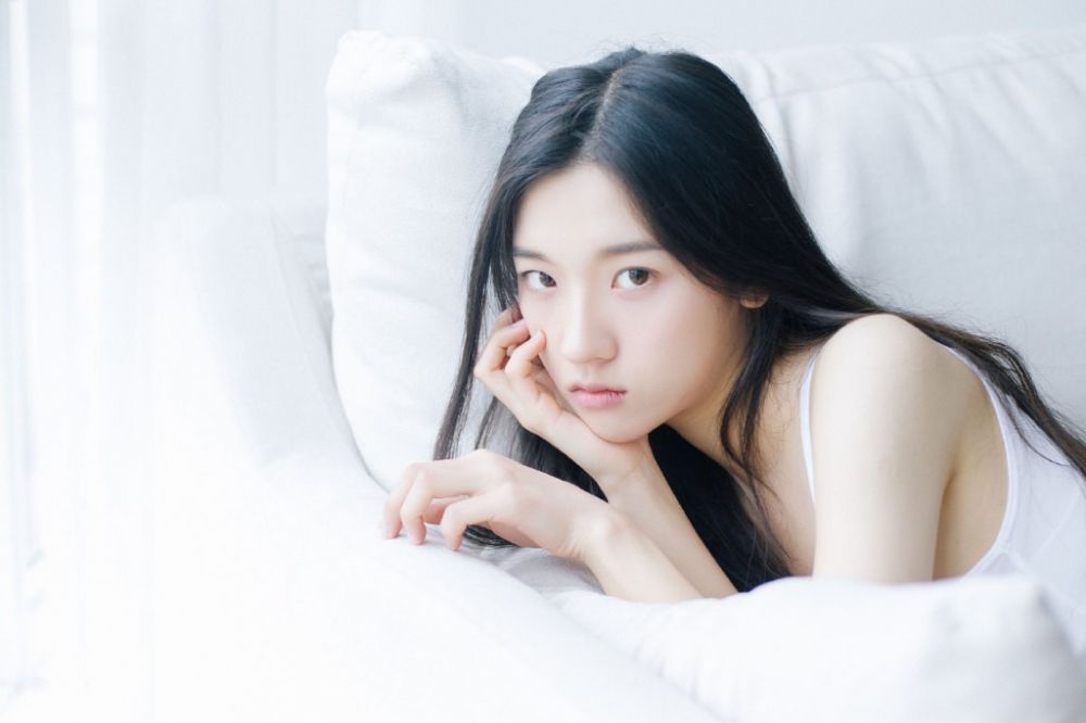 长发气质女友深沟吊带背心酥胸销魂人体艺术照片