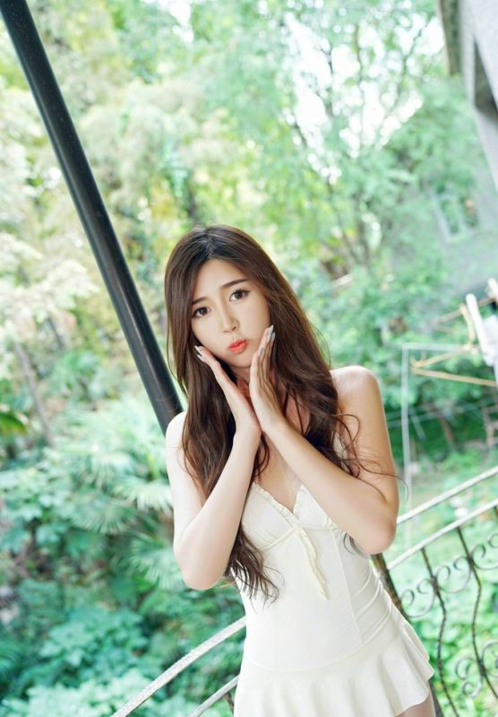 清纯美女低胸装白色吊带泳衣户外大胆写真图片