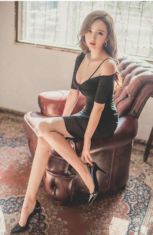 韩国巨乳美女低胸装性感爆乳美腿诱惑性感写真