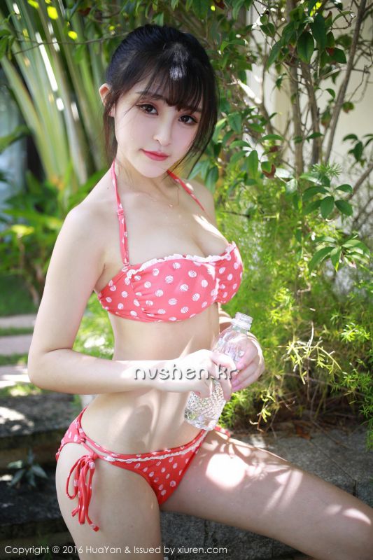 性感小美女伊小七MoMo比基尼旅拍图集