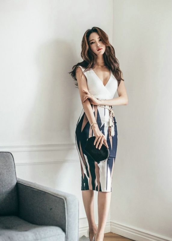 靓丽迷人美模包臀裙性感露胸大秀s曲线摄影写真