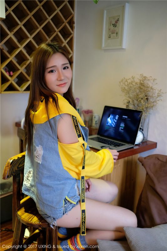 扎着苹果头的可爱美女羊羊Suger私房无内衣性感写真图片