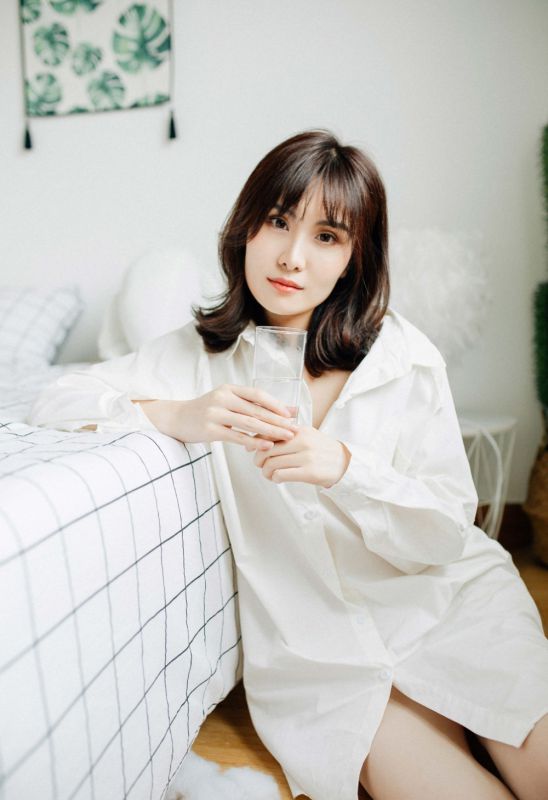 童颜美乳少妇白衬衣小粉内裤美腿私房撩人销魂照片