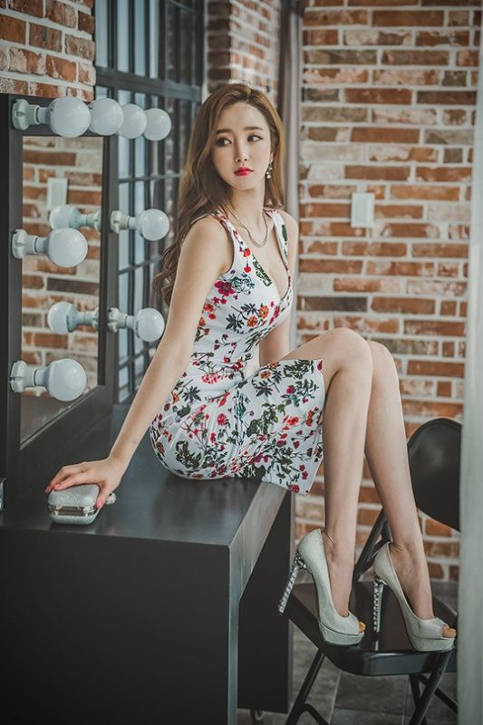 大长腿美女碎花连衣裙红唇性感火辣身材美女诱惑写真