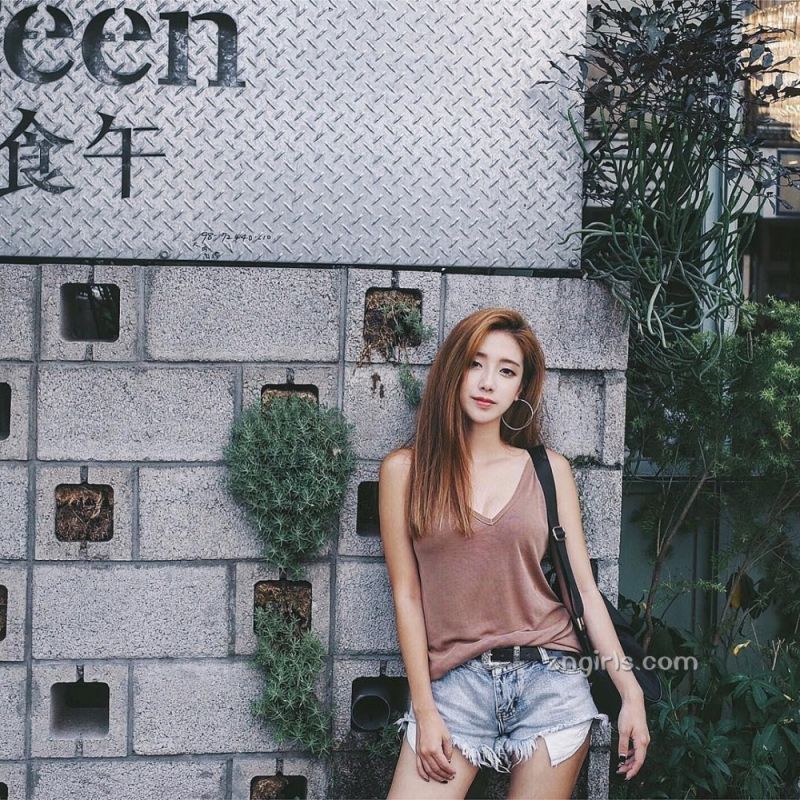 长腿正妹吕妍芯私房写真比基尼诱人