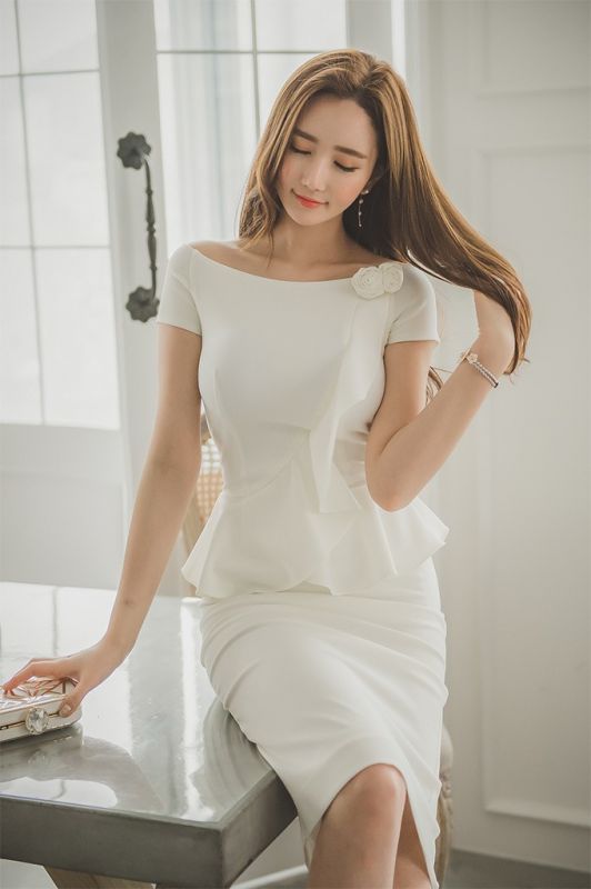 气质美眉李妍静时尚都市美女风性感长腿写真