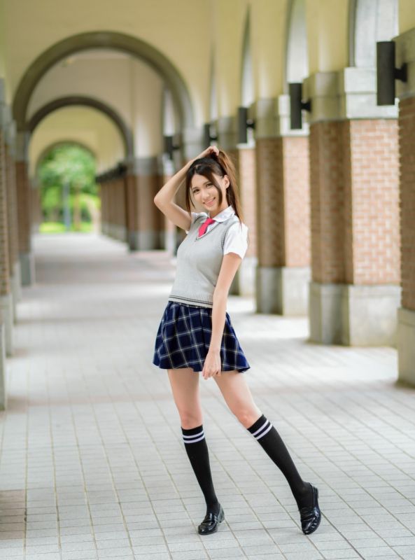 台湾90后长腿美眉校园学生短裙玉腿性感清纯摄影图片