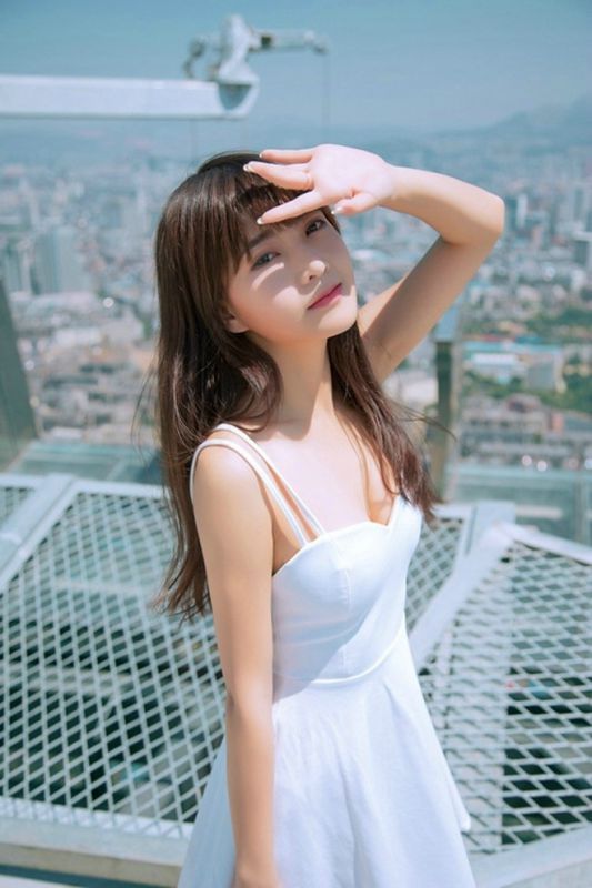 甜美女孩穿无袖白裙可爱清纯天台唯美高清气质写真