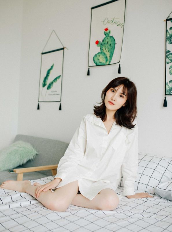 童颜美乳少妇白衬衣小粉内裤美腿私房撩人销魂照片