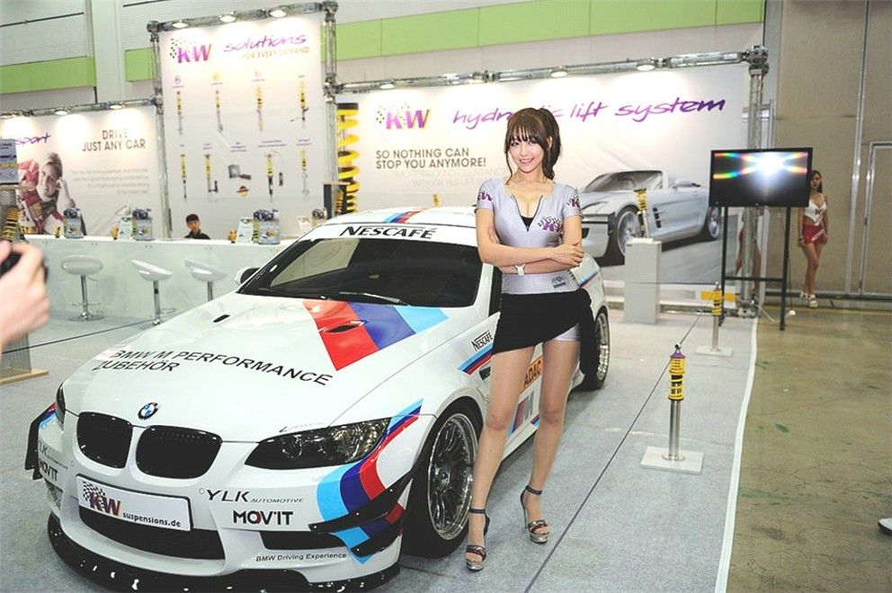 韩国美女车模吐舌卖萌清纯豪车美女酥胸美乳性感图片