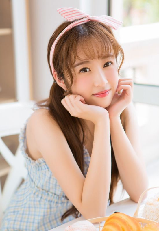戴粉色可爱发带少女吃早餐性感吊带美胸生活美拍