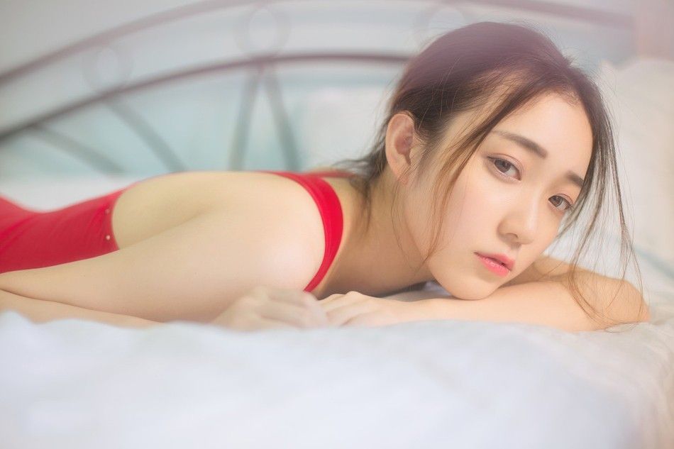 白丝翘臀清纯美女红色死水库人体艺术私房写真