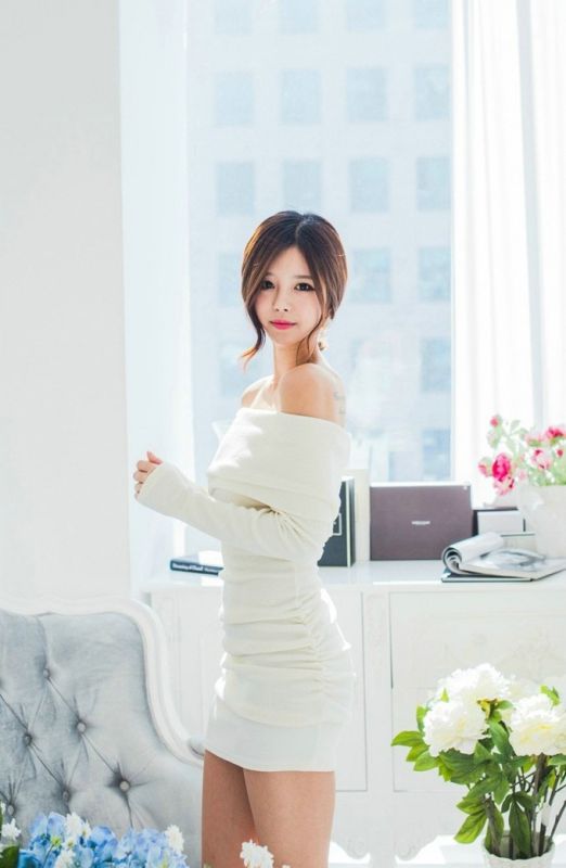 知性美女姐姐肉丝袜大长腿超性感露香肩美艳私房照