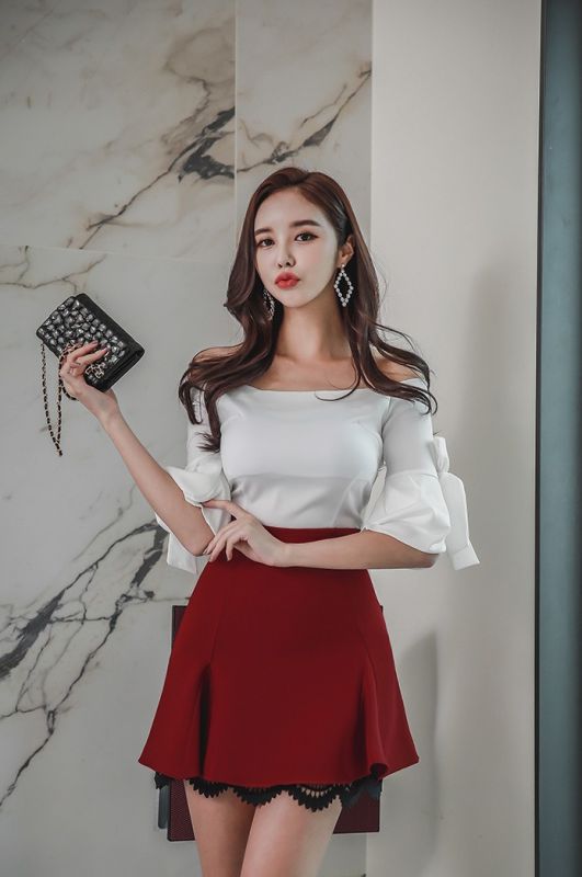 韩国妖娆女神红色百褶短裙美腿性感一字肩酥胸诱人写真