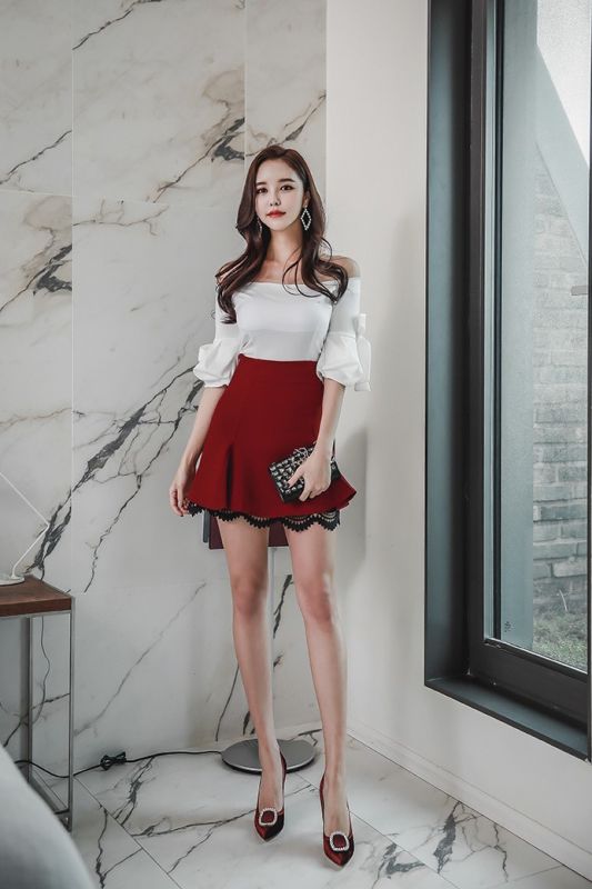 韩国妖娆女神红色百褶短裙美腿性感一字肩酥胸诱人写真