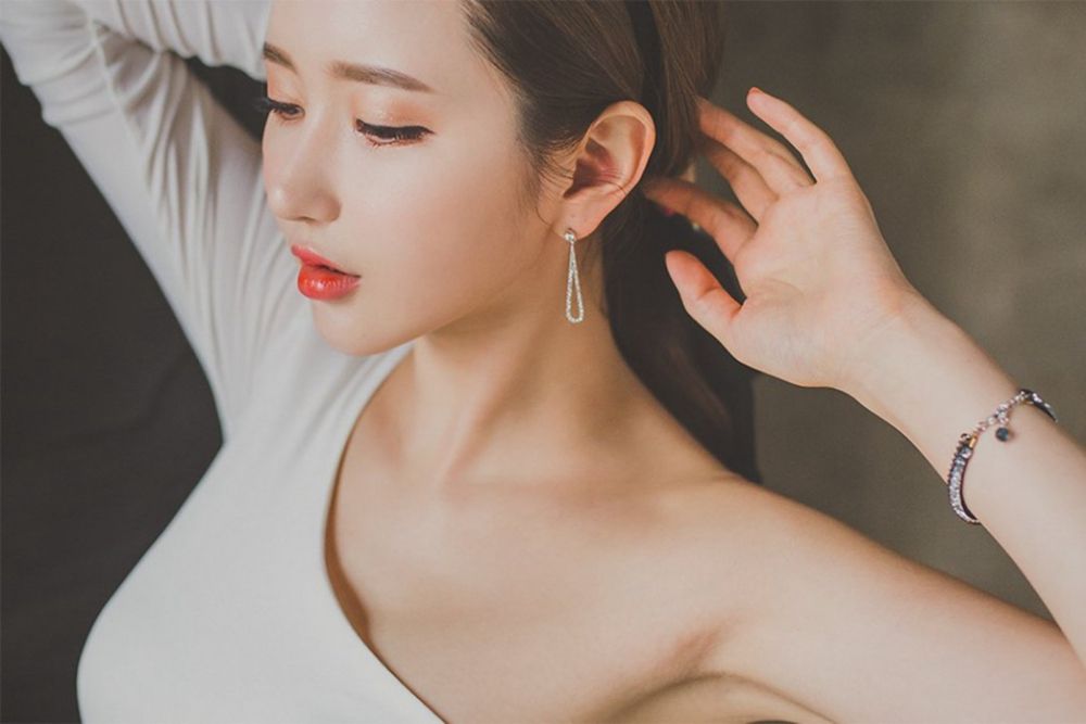 韩国秀气美女李妍静端庄得体礼服露香肩性感美腿摄影写真