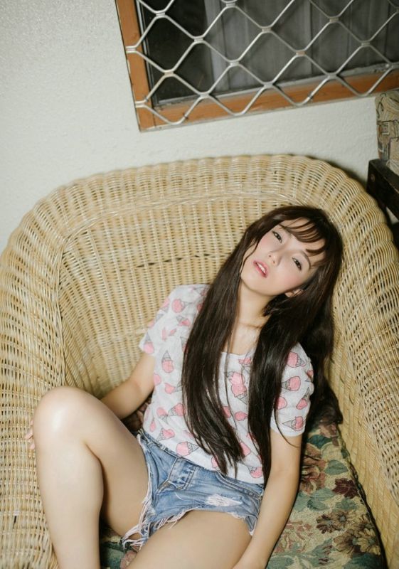 清纯碎花裙妹子迷离眼睛情愫初开性感闺房写真