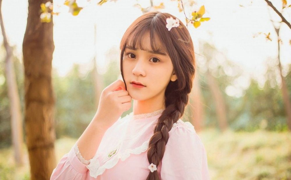 樱花树林下娇羞清纯白嫩少女可爱辫唯美户外写真