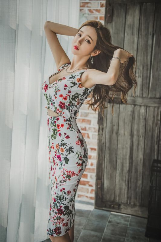 大长腿美女碎花连衣裙红唇性感火辣身材美女诱惑写真