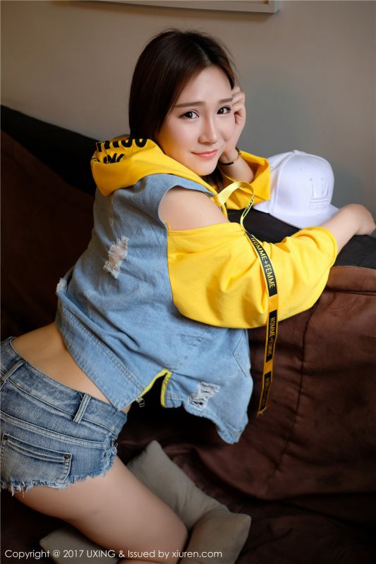 扎着苹果头的可爱美女羊羊Suger私房无内衣性感写真图片