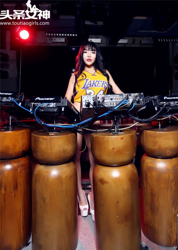 热辣美女DJ林茜性感红火比基尼写真图片