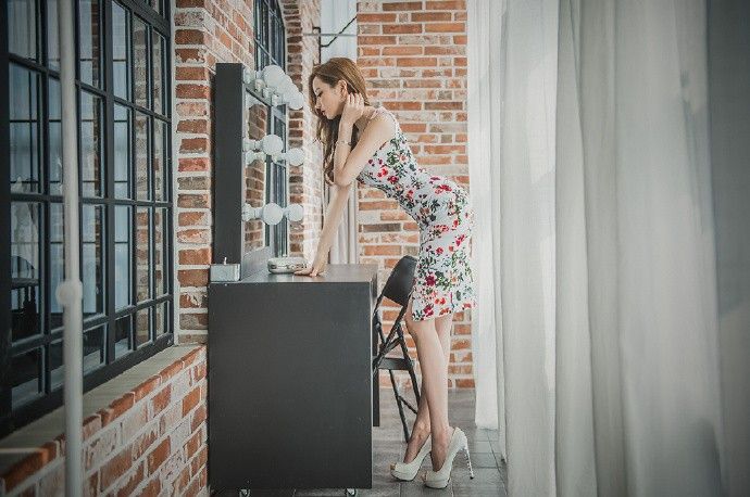 大长腿美女碎花连衣裙红唇性感火辣身材美女诱惑写真