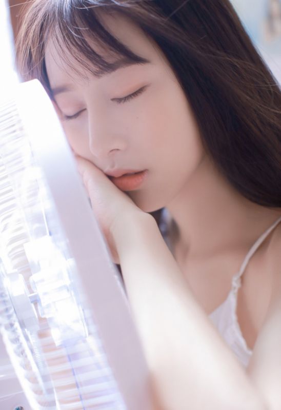 00后标致少女白色吊吊带居家小性感清新纯真唯美写真