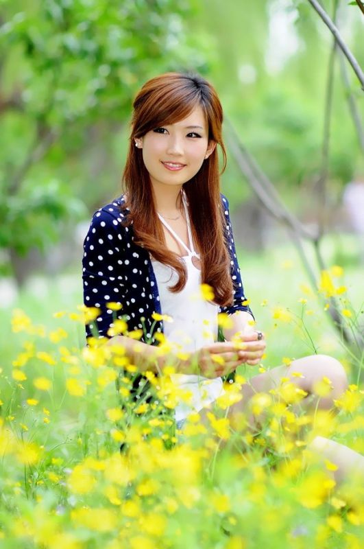 人比黄花儿美清纯美女户外阳光写真