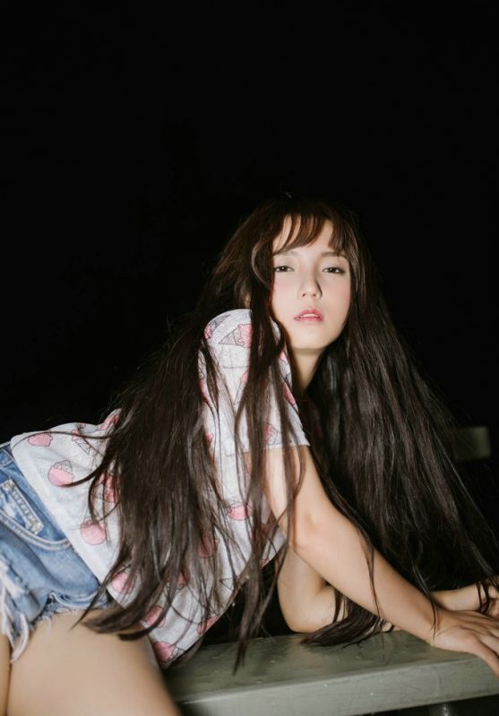 清纯碎花裙妹子迷离眼睛情愫初开性感闺房写真