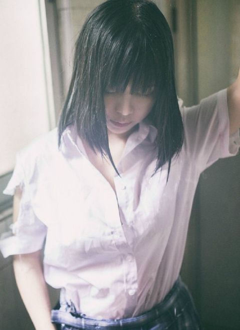 校园学生妹橘由纪Yuki湿身暴力《破蛹》写真