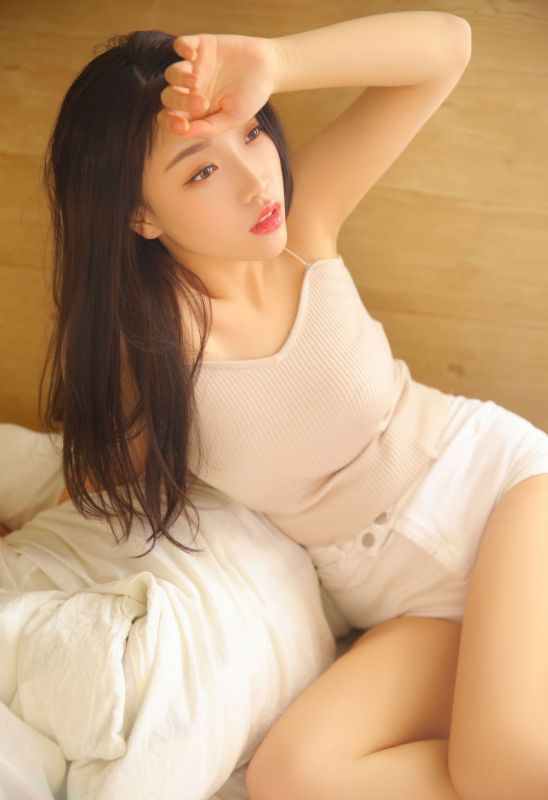 极品深V低胸美乳美女私房性感白皙长腿写真