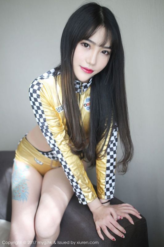 长发美女金色赛车服床上大尺度翘臀诱惑写真