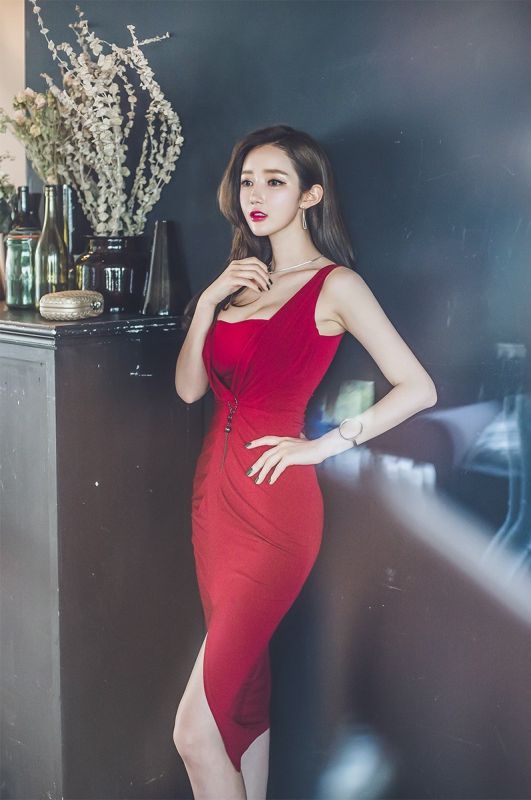 妖艳美模红艳单肩连衣裙美艳红唇迷人写真图片