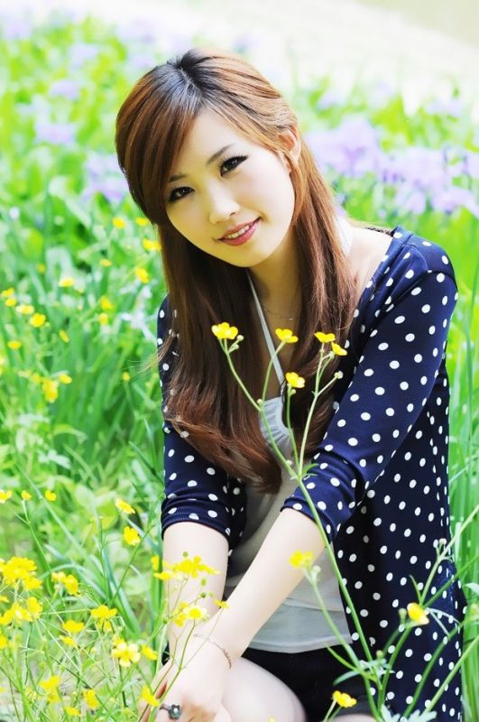 人比黄花儿美清纯美女户外阳光写真