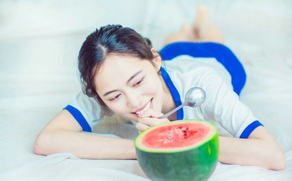 吃西瓜的俏皮可爱美少女唯美清甜夏日性感诱人私房照