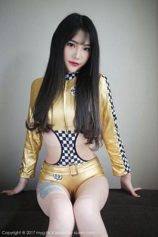 长发美女金色赛车服床上大尺度翘臀诱惑写真