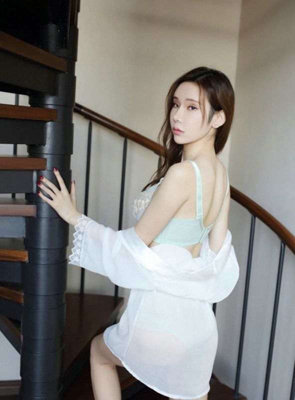 内衣少妇美乳白皙肌肤蕾丝睡衣楼梯处长腿销魂写真