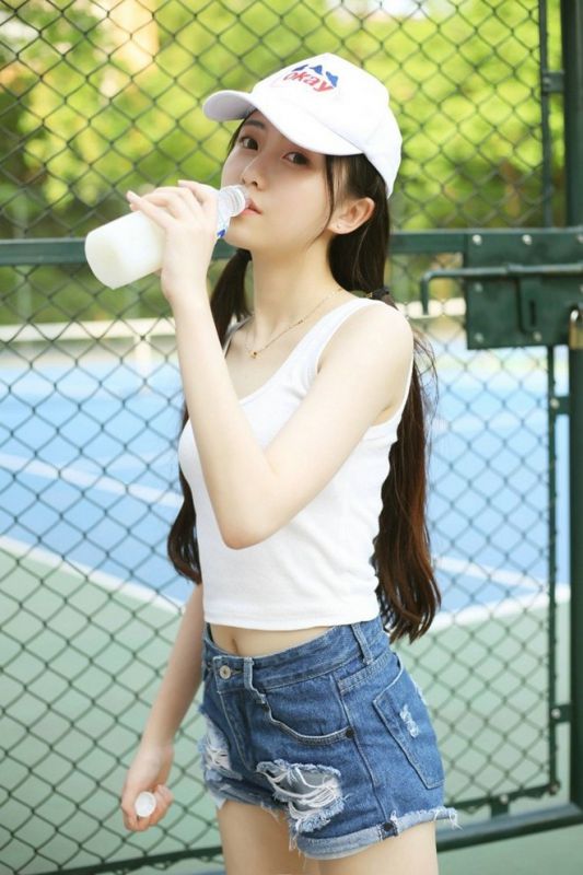 阳光90后少女网球场牛仔短裤大秀长腿白皙修长户外娇俏图片