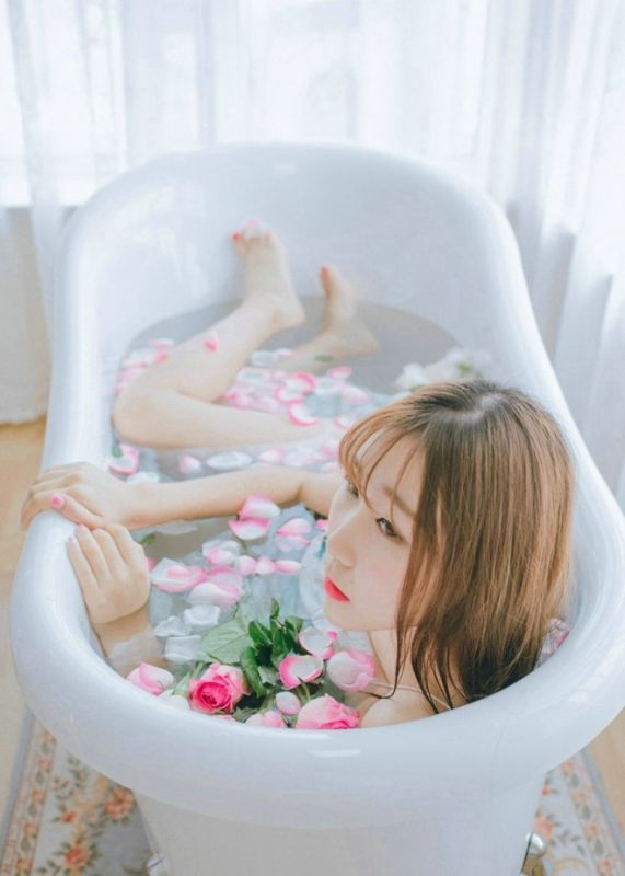 元气治愈少女玫瑰浴吊带湿身清纯性感夏日写真