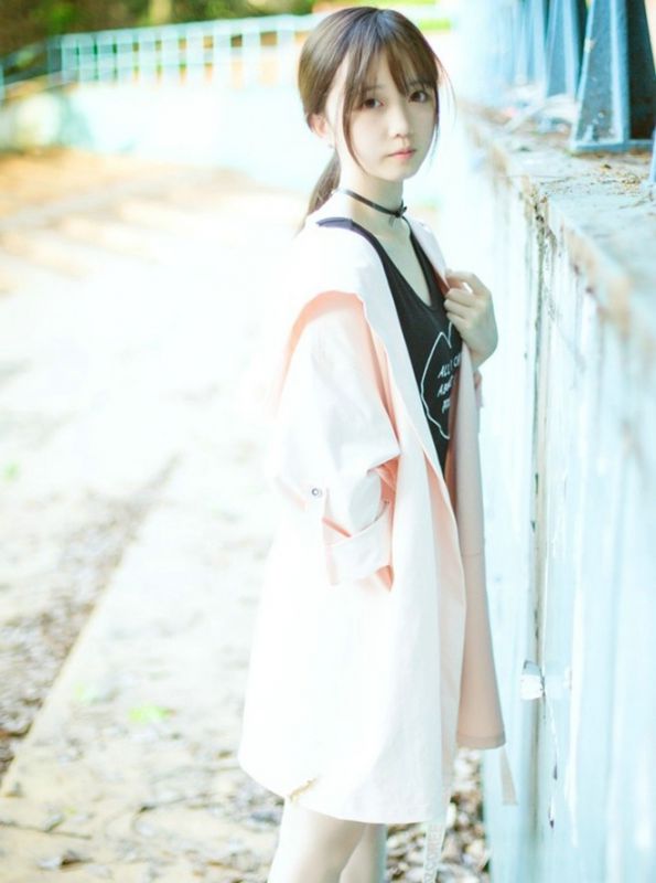 校园天真浪漫学生妹户外阳光俏皮性感街拍唯美写真